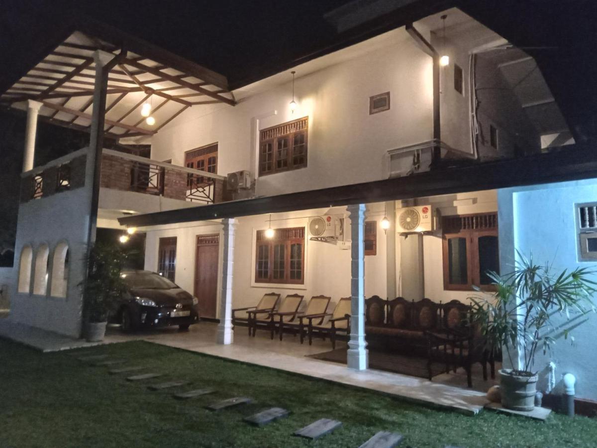 Sky Bloom Bed & Breakfast Homagama Exterior photo